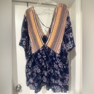 DAVI & DANI Navy Floral V-Neck Blouse